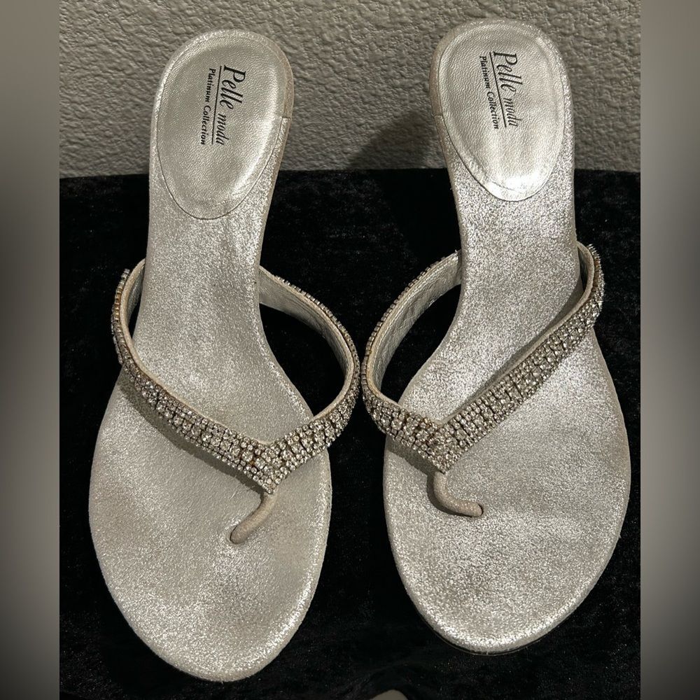 Pelle Moda Women's Crystal Bling Thong Leather Sandals – Size 9